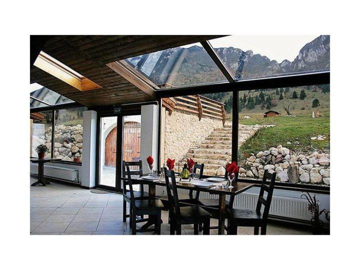 Taverna Pietrei Craiului Zărneşti Exterior foto